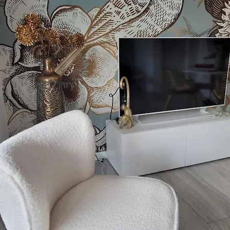 Lago-apartment Midy, Sfeervol, Zwembad, Airco شقة دومازو