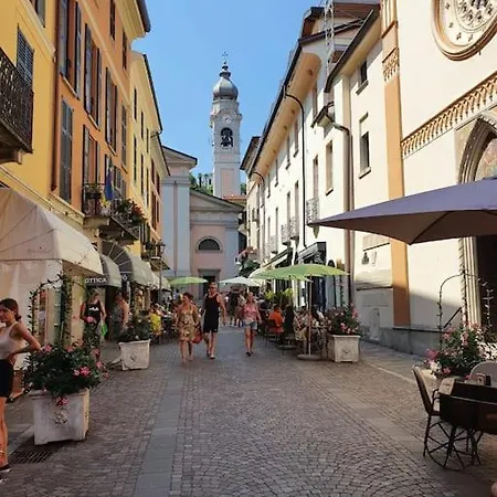 Lago-apartment Midy, Sfeervol, Zwembad, Airco شقة دومازو