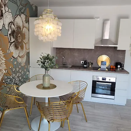 Lago-apartment Midy, Sfeervol, Zwembad, Airco * دومازو