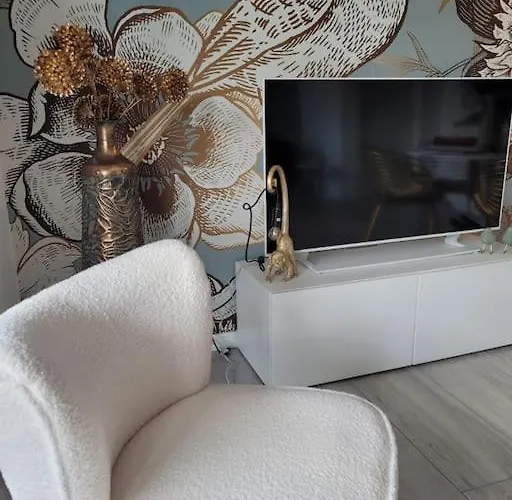 Lago-apartment Midy, Sfeervol, Zwembad, Airco アパート ドマーゾ